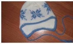 Children's hat with ruffles on knitting needles